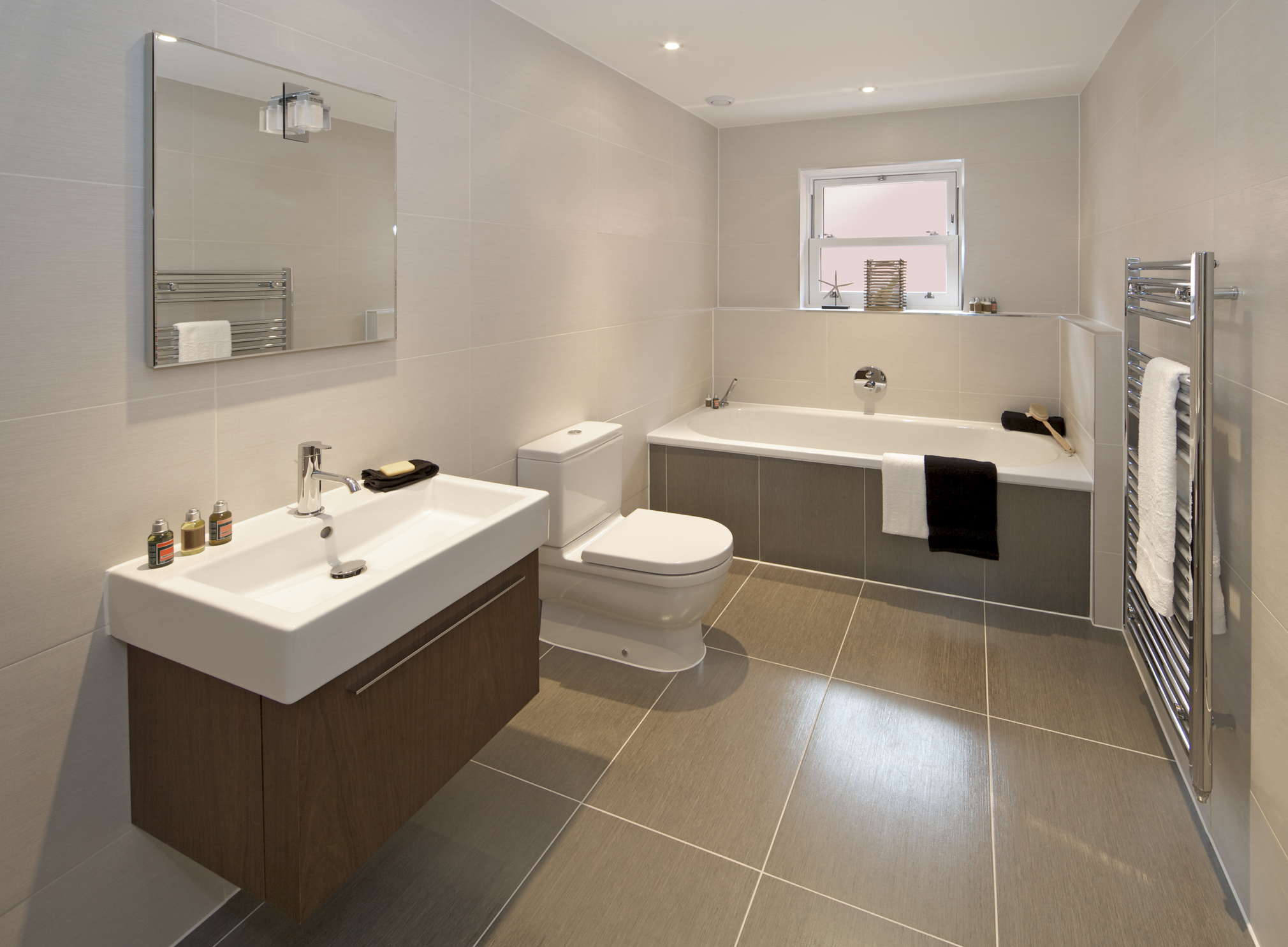 salle-de-bains-en-peinture-et-carrelage